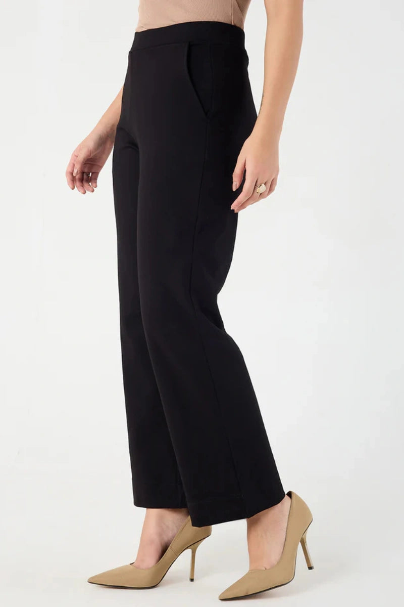 Women’s black Lycra trousers, elastic waistband, two front pockets.