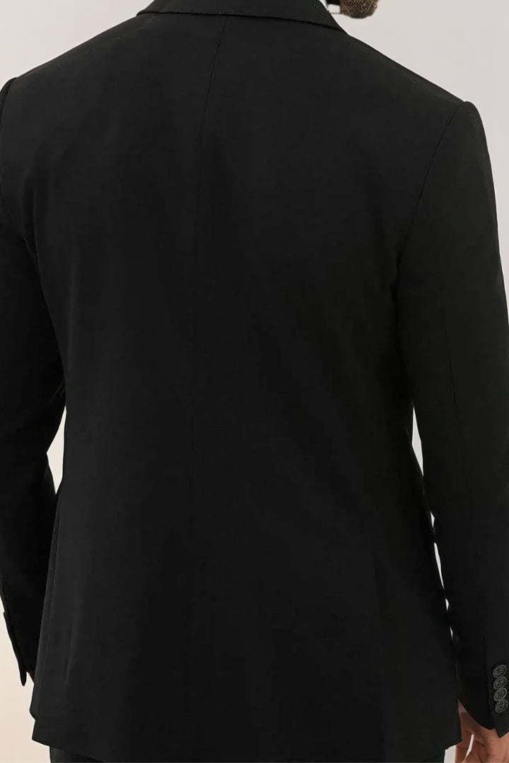 Black blazer for men – tailored design with premium stitching and modern cut