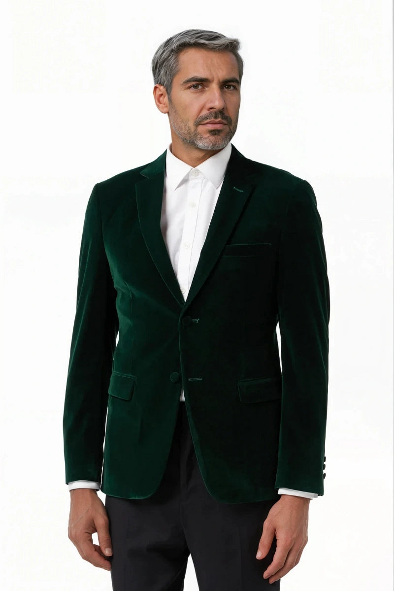 Men's emerald green velvet blazer for groomsmen.