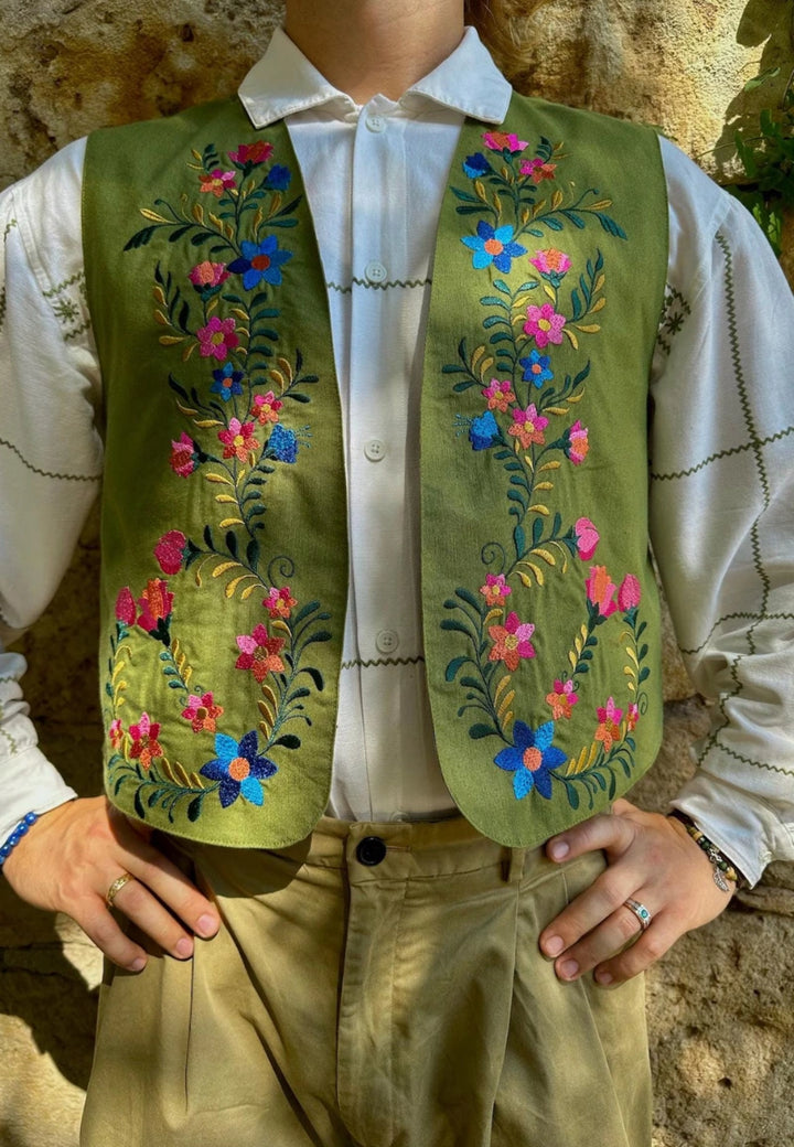 Elegant men’s waistcoat in olive green with detailed embroidery