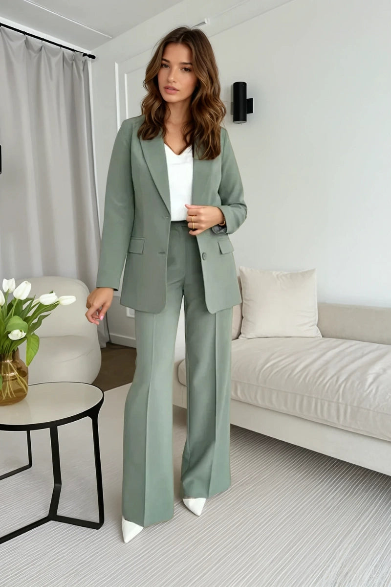 women blazer with notch lapel collar and flap pockets